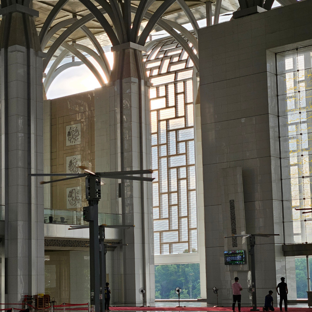 Suasana di dalam Masjid Besi